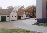 Pflasterarbeiten Zufahrt und Garagenzufahrt gepflastert mit Betonpflastersteinen.