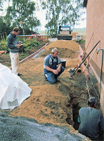 Arbeiter Pflasterarbeiten im Landkreis Görlitz bei Niesky.